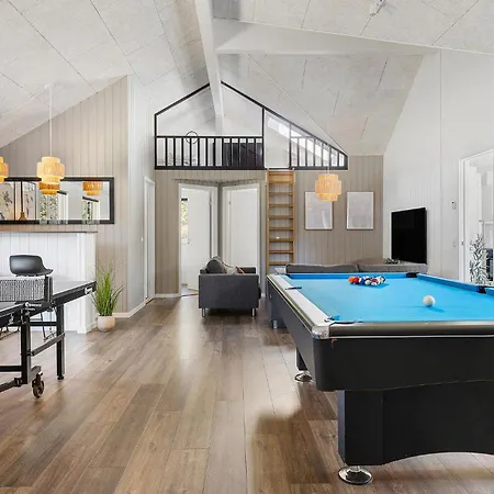 Eight-bedroom With A Hot Tub 05 Ferienhaus