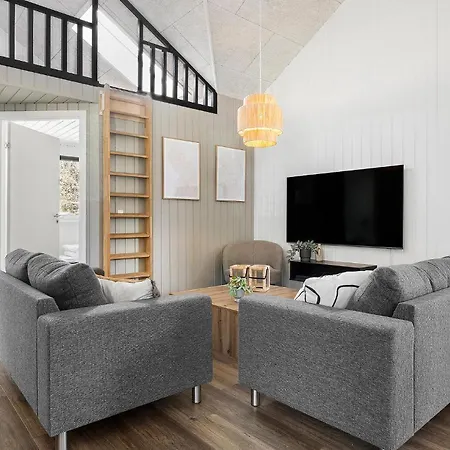 Ferienhaus Eight-bedroom With A Hot Tub 05