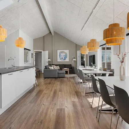 Ferienhaus Eight-bedroom With A Hot Tub 05 *