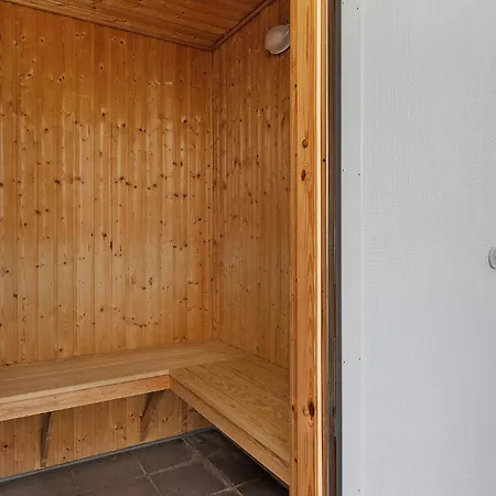 Eight-bedroom With A Hot Tub 05 Ferienhaus *