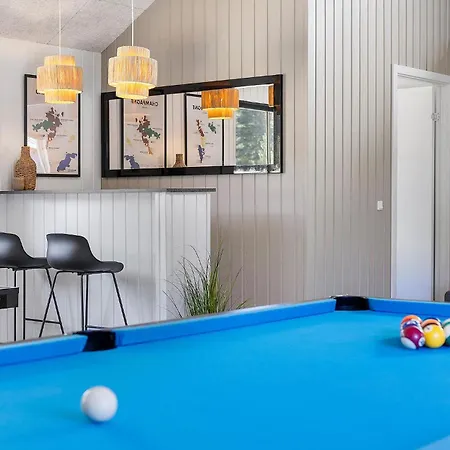 Ferienhaus Eight-bedroom With A Hot Tub 05 *