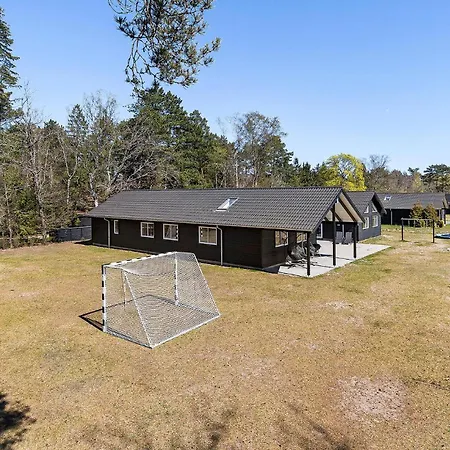 Eight-bedroom With A Hot Tub 05