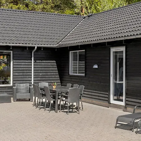 Ferienhaus Eight-bedroom With A Hot Tub 05